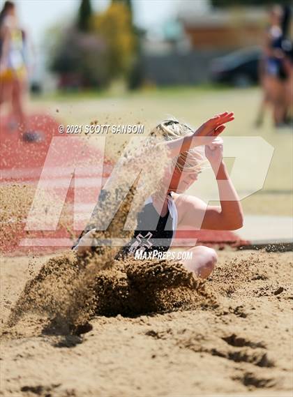 Thumbnail 2 in Phillipsburg Invitational Track Meet photogallery.
