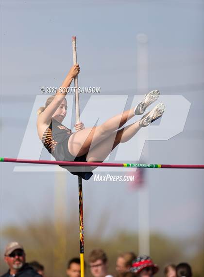 Thumbnail 3 in Phillipsburg Invitational Track Meet photogallery.