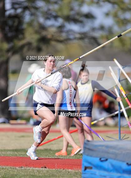 Thumbnail 2 in Phillipsburg Invitational Track Meet photogallery.