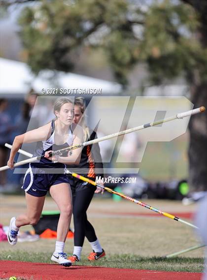 Thumbnail 2 in Phillipsburg Invitational Track Meet photogallery.