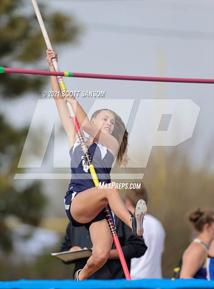 Thumbnail 3 in Phillipsburg Invitational Track Meet photogallery.