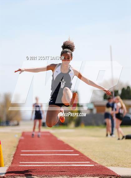 Thumbnail 3 in Phillipsburg Invitational Track Meet photogallery.