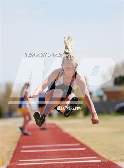 Thumbnail 1 in Phillipsburg Invitational Track Meet photogallery.