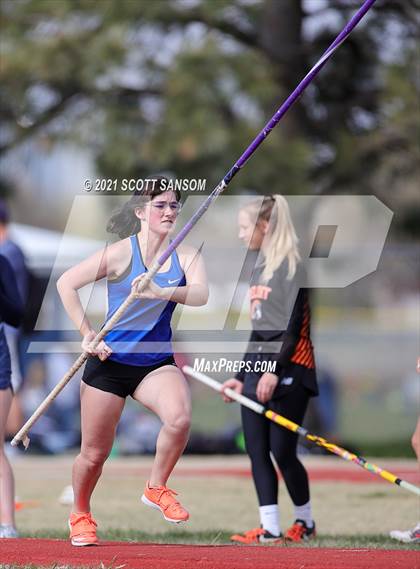 Thumbnail 3 in Phillipsburg Invitational Track Meet photogallery.