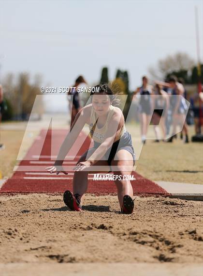 Thumbnail 3 in Phillipsburg Invitational Track Meet photogallery.