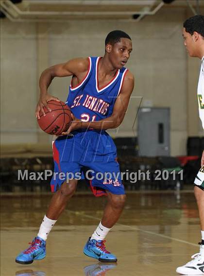 Thumbnail 2 in St. Ignatius vs. Bishop Manogue (Father Barry Christmas Classic) photogallery.