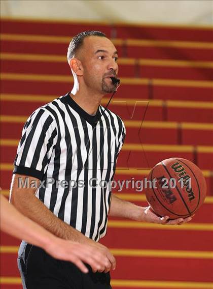 Thumbnail 3 in St. Ignatius vs. Bishop Manogue (Father Barry Christmas Classic) photogallery.