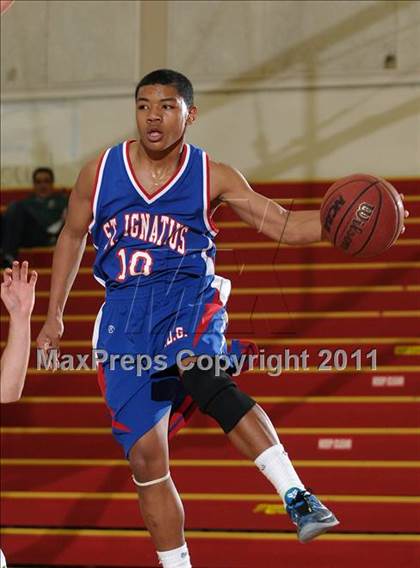 Thumbnail 2 in St. Ignatius vs. Bishop Manogue (Father Barry Christmas Classic) photogallery.