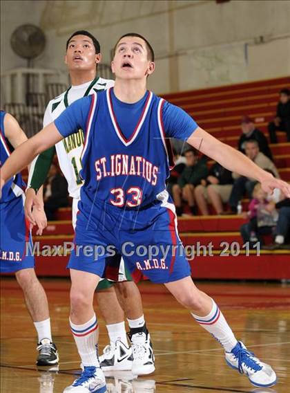 Thumbnail 3 in St. Ignatius vs. Bishop Manogue (Father Barry Christmas Classic) photogallery.