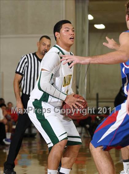 Thumbnail 3 in St. Ignatius vs. Bishop Manogue (Father Barry Christmas Classic) photogallery.