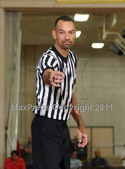 Thumbnail 1 in St. Ignatius vs. Bishop Manogue (Father Barry Christmas Classic) photogallery.