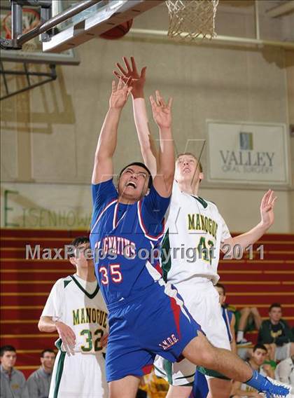 Thumbnail 2 in St. Ignatius vs. Bishop Manogue (Father Barry Christmas Classic) photogallery.