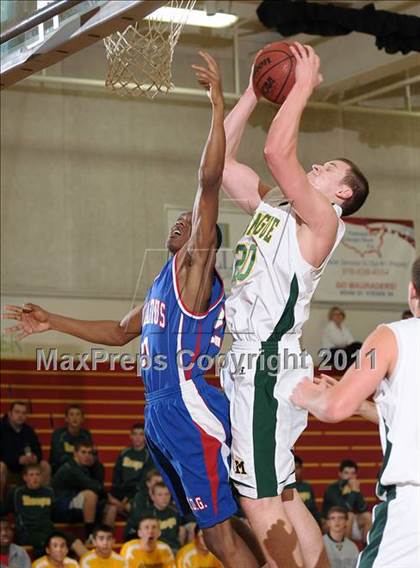 Thumbnail 2 in St. Ignatius vs. Bishop Manogue (Father Barry Christmas Classic) photogallery.
