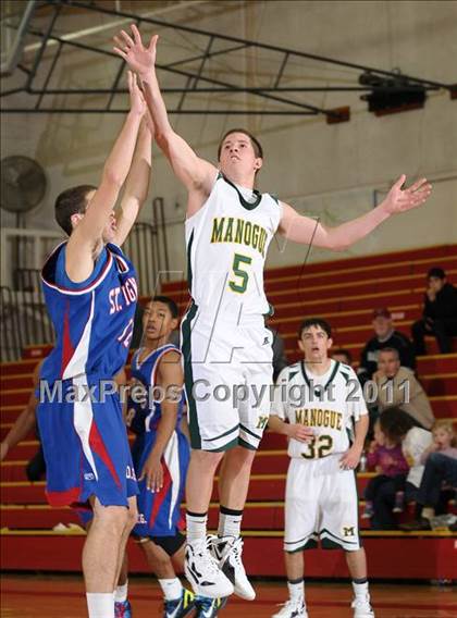 Thumbnail 2 in St. Ignatius vs. Bishop Manogue (Father Barry Christmas Classic) photogallery.