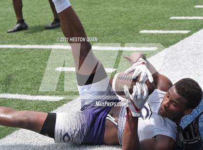Thumbnail 2 in Mater Dei vs. Carlsbad  (Brave 8 Invitational) photogallery.