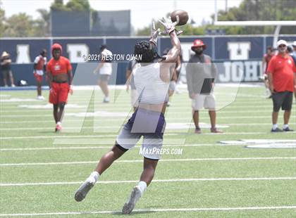Thumbnail 2 in Mater Dei vs. Carlsbad  (Brave 8 Invitational) photogallery.