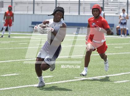 Thumbnail 1 in Mater Dei vs. Carlsbad  (Brave 8 Invitational) photogallery.