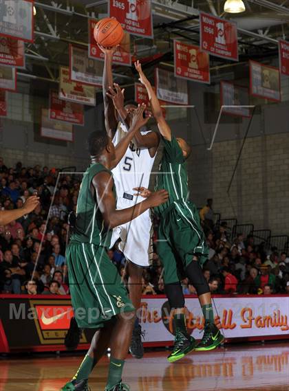 Thumbnail 1 in St. John Bosco vs. Long Beach Poly (Nike Extravaganza) photogallery.