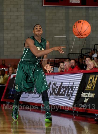 Thumbnail 2 in St. John Bosco vs. Long Beach Poly (Nike Extravaganza) photogallery.