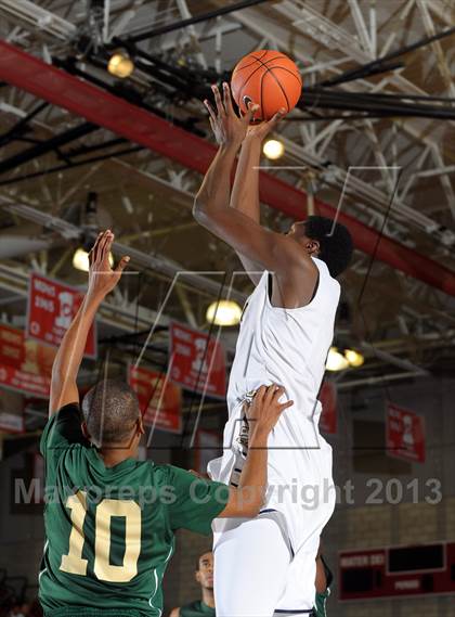 Thumbnail 2 in St. John Bosco vs. Long Beach Poly (Nike Extravaganza) photogallery.
