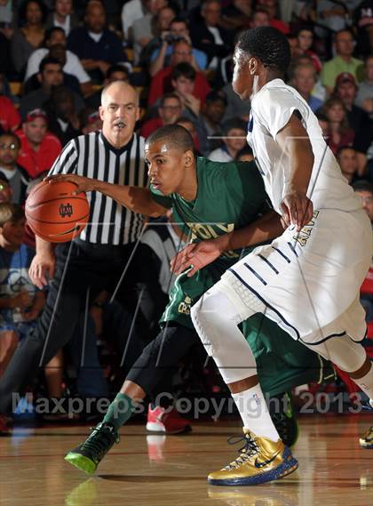 Thumbnail 2 in St. John Bosco vs. Long Beach Poly (Nike Extravaganza) photogallery.