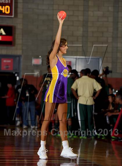 Thumbnail 3 in St. John Bosco vs. Long Beach Poly (Nike Extravaganza) photogallery.