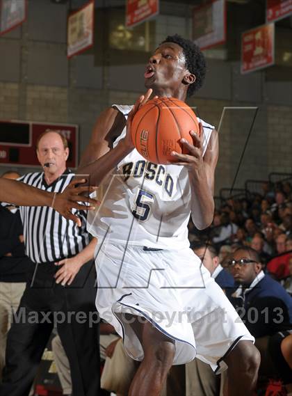 Thumbnail 2 in St. John Bosco vs. Long Beach Poly (Nike Extravaganza) photogallery.