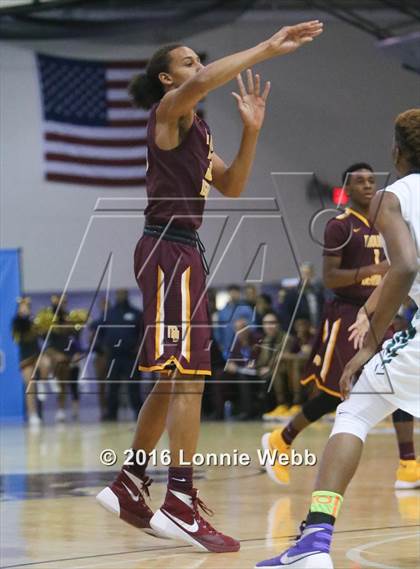 Thumbnail 2 in Brentwood vs Mt. Vernon (SNY Invitational) photogallery.