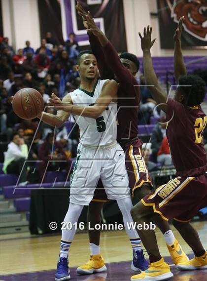 Thumbnail 1 in Brentwood vs Mt. Vernon (SNY Invitational) photogallery.