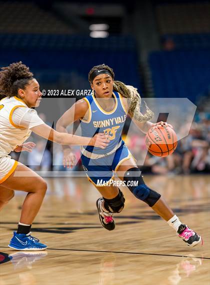Thumbnail 1 in La Vega vs Sunnyvale (UIL 5A Basketball State final) photogallery.