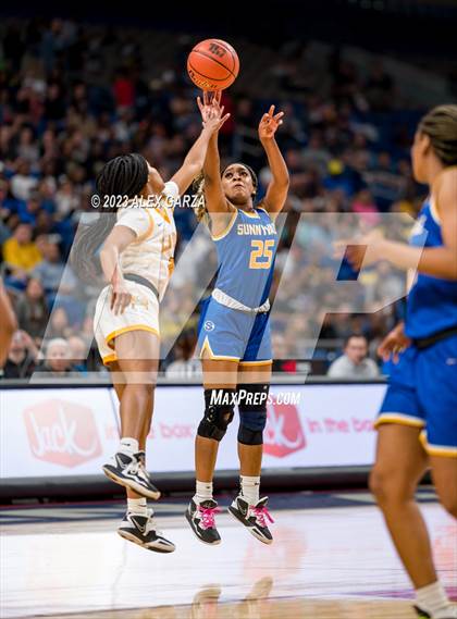 Thumbnail 1 in La Vega vs Sunnyvale (UIL 5A Basketball State final) photogallery.