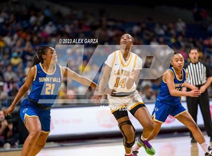 Thumbnail 3 in La Vega vs Sunnyvale (UIL 5A Basketball State final) photogallery.