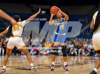 Thumbnail 3 in La Vega vs Sunnyvale (UIL 5A Basketball State final) photogallery.