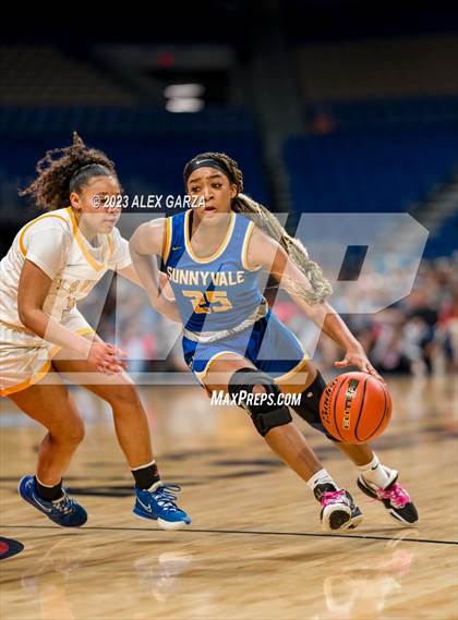 Thumbnail 2 in La Vega vs Sunnyvale (UIL 5A Basketball State final) photogallery.