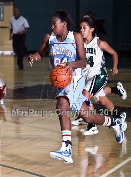Thumbnail 3 in Madison vs. Pasadena (McDonald's Texas Invitational) photogallery.