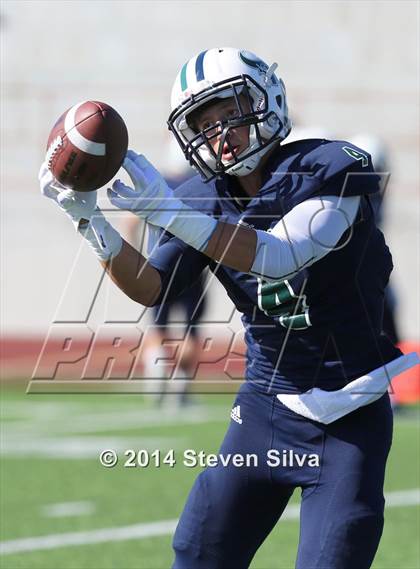 Thumbnail 2 in Corona del Mar vs. La Costa Canyon (Brothers in Arms Classic) photogallery.
