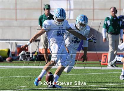 Thumbnail 3 in Corona del Mar vs. La Costa Canyon (Brothers in Arms Classic) photogallery.