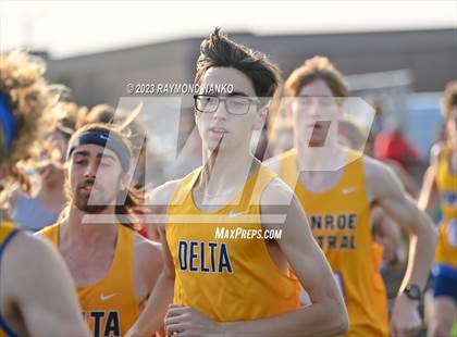 Thumbnail 3 in IHSAA Sectional 17 (1600 Meter) photogallery.