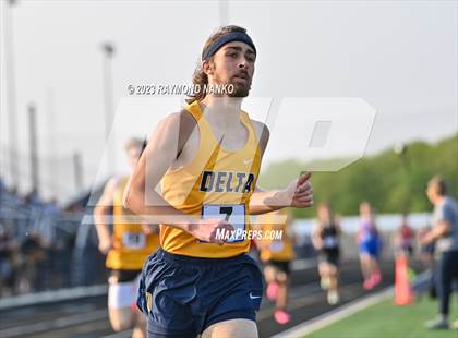 Thumbnail 2 in IHSAA Sectional 17 (1600 Meter) photogallery.