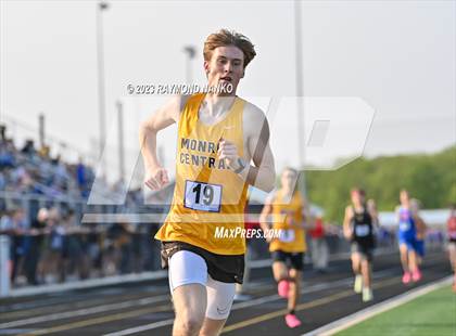 Thumbnail 3 in IHSAA Sectional 17 (1600 Meter) photogallery.