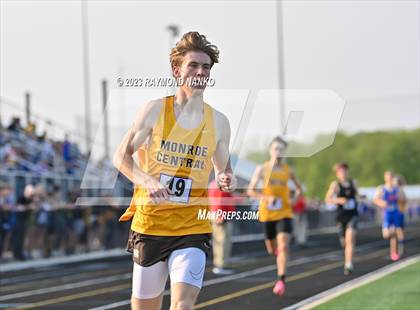 Thumbnail 1 in IHSAA Sectional 17 (1600 Meter) photogallery.