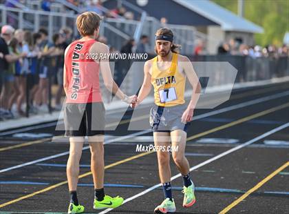 Thumbnail 3 in IHSAA Sectional 17 (1600 Meter) photogallery.