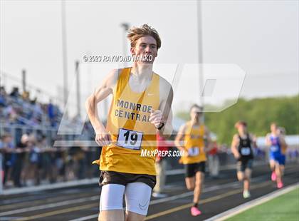 Thumbnail 2 in IHSAA Sectional 17 (1600 Meter) photogallery.
