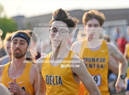 Thumbnail 1 in IHSAA Sectional 17 (1600 Meter) photogallery.