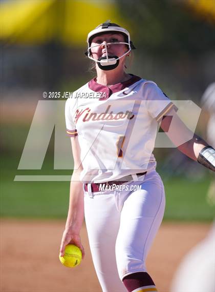 Thumbnail 2 in Windsor vs. Holy Family (CHSAA 4A Championship) photogallery.