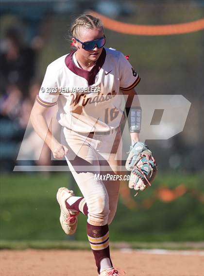 Thumbnail 2 in Windsor vs. Holy Family (CHSAA 4A Championship) photogallery.