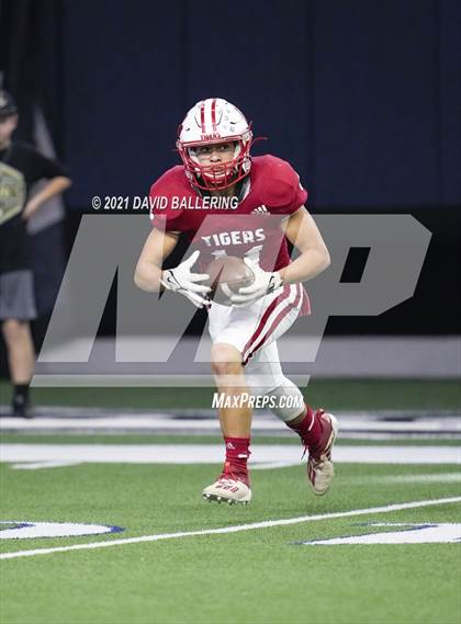 Thumbnail 2 in Glen Rose vs. Pleasant Grove (UIL 4A D2 Area Playoff) photogallery.