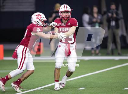 Thumbnail 2 in Glen Rose vs. Pleasant Grove (UIL 4A D2 Area Playoff) photogallery.