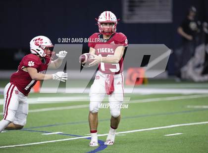 Thumbnail 2 in Glen Rose vs. Pleasant Grove (UIL 4A D2 Area Playoff) photogallery.