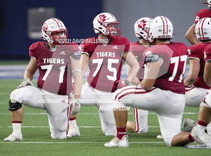 Thumbnail 2 in Glen Rose vs. Pleasant Grove (UIL 4A D2 Area Playoff) photogallery.